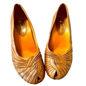 Earthies Women's Tan Peep-Toe Heels